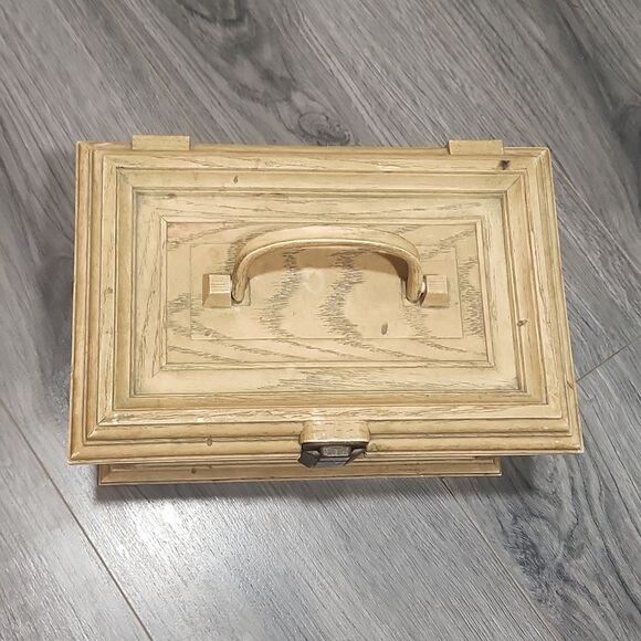 Vintage Learner Sewing Box - Picture 2 of 8